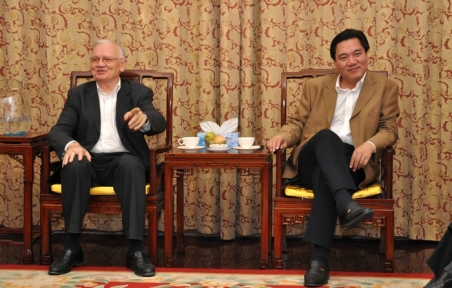 潍坊市委常委、副市长王献玲（右）会见阿兰格隆主席（左）